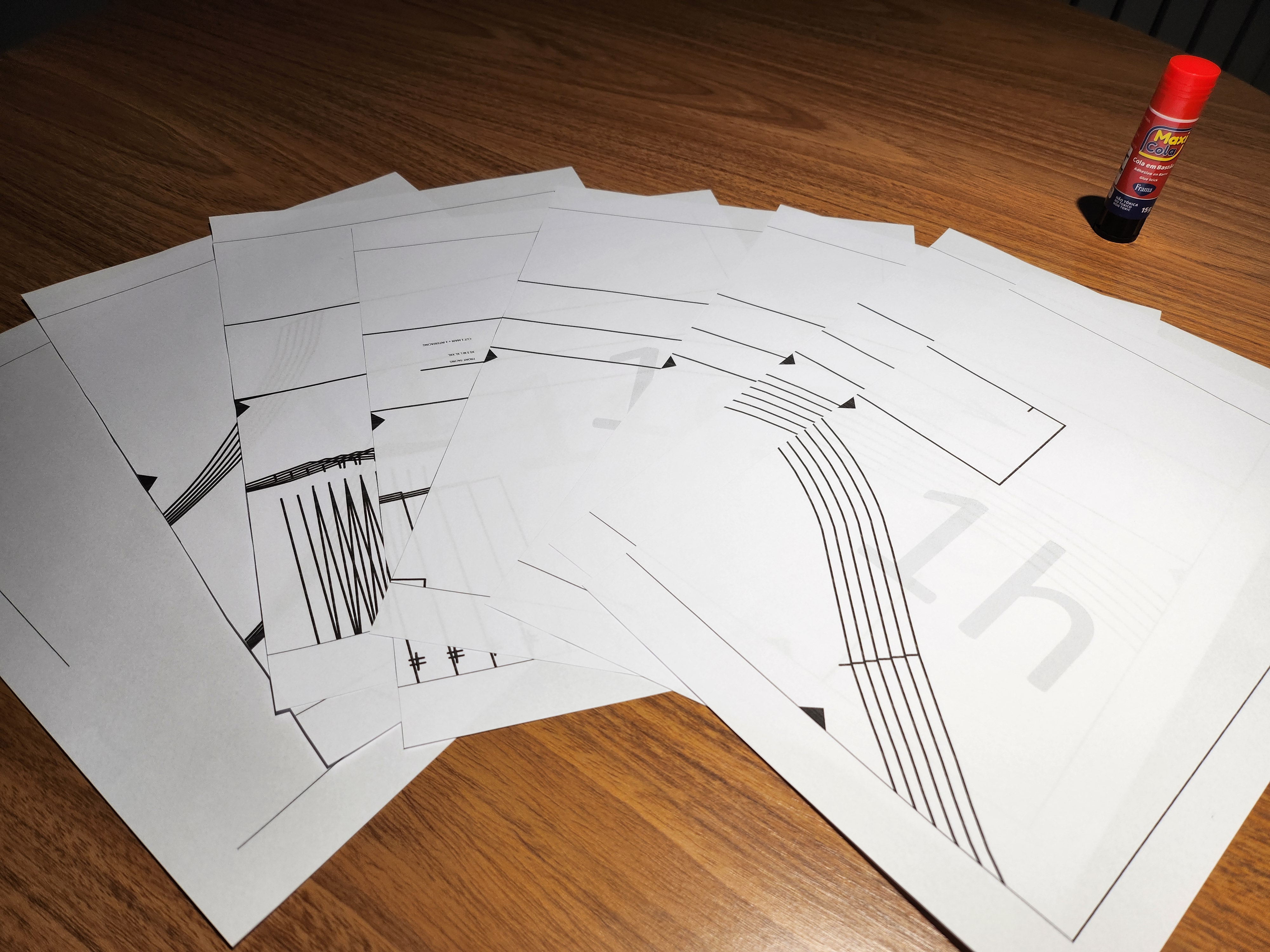 Folhas do molde do vestido organizadas e prontas para colar