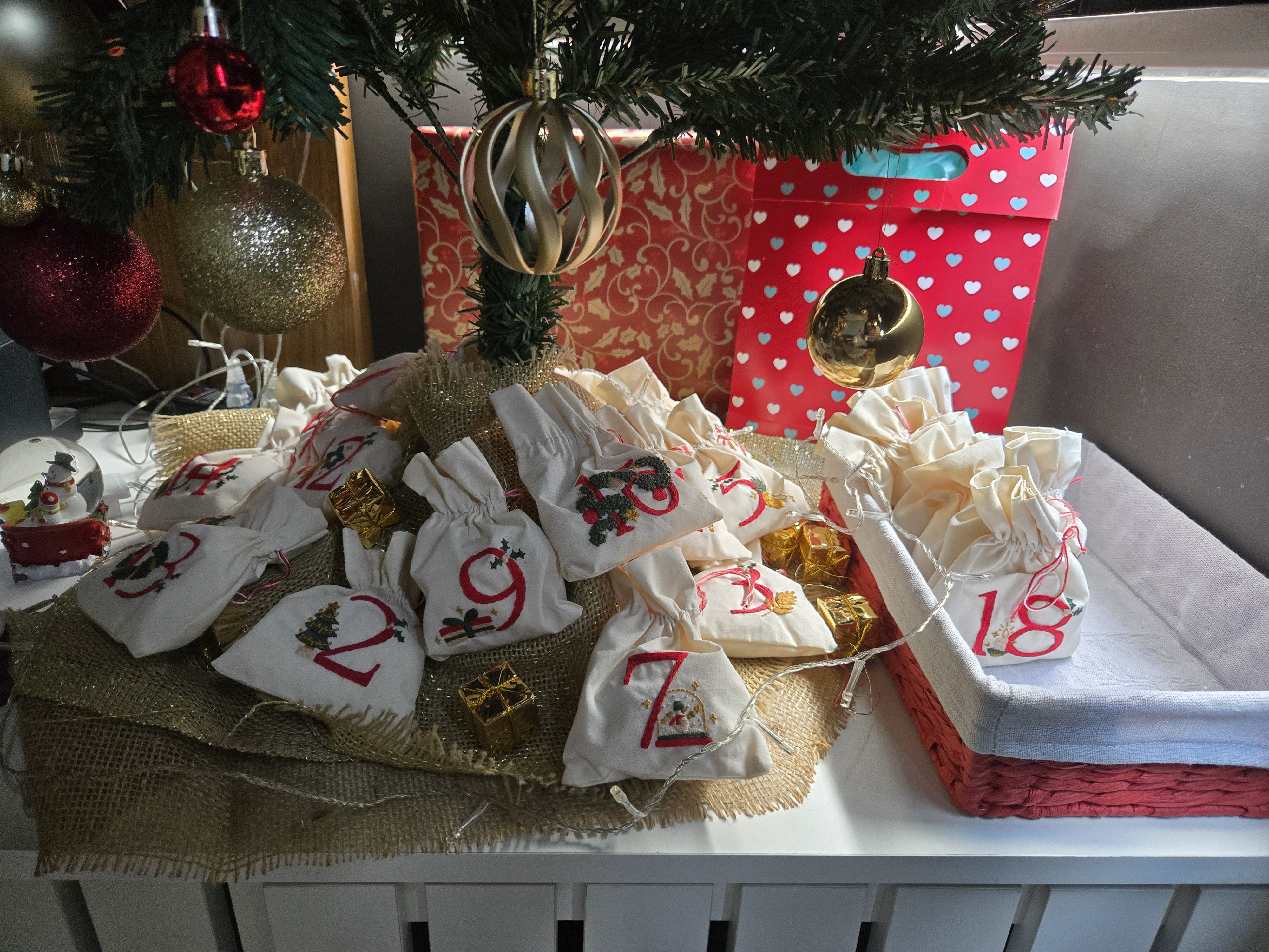 Calendário do advento no pé da árvore de Natal