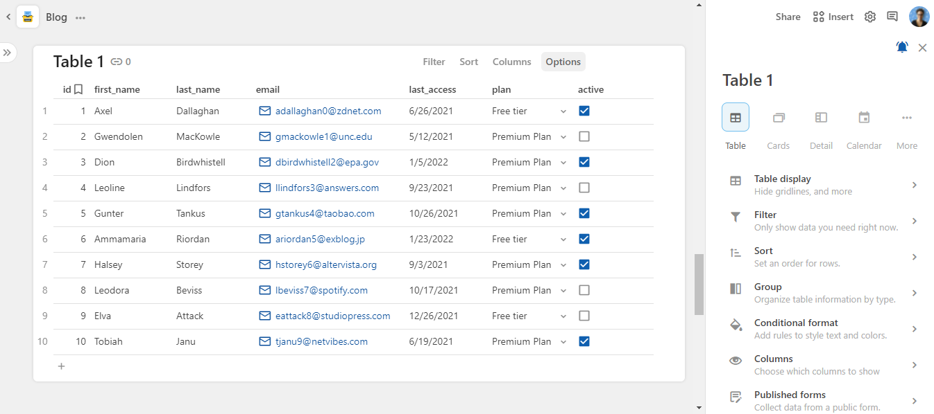 Print com a tabela de exemplo no Coda, com as opções de formatação de tabela aberta na direita