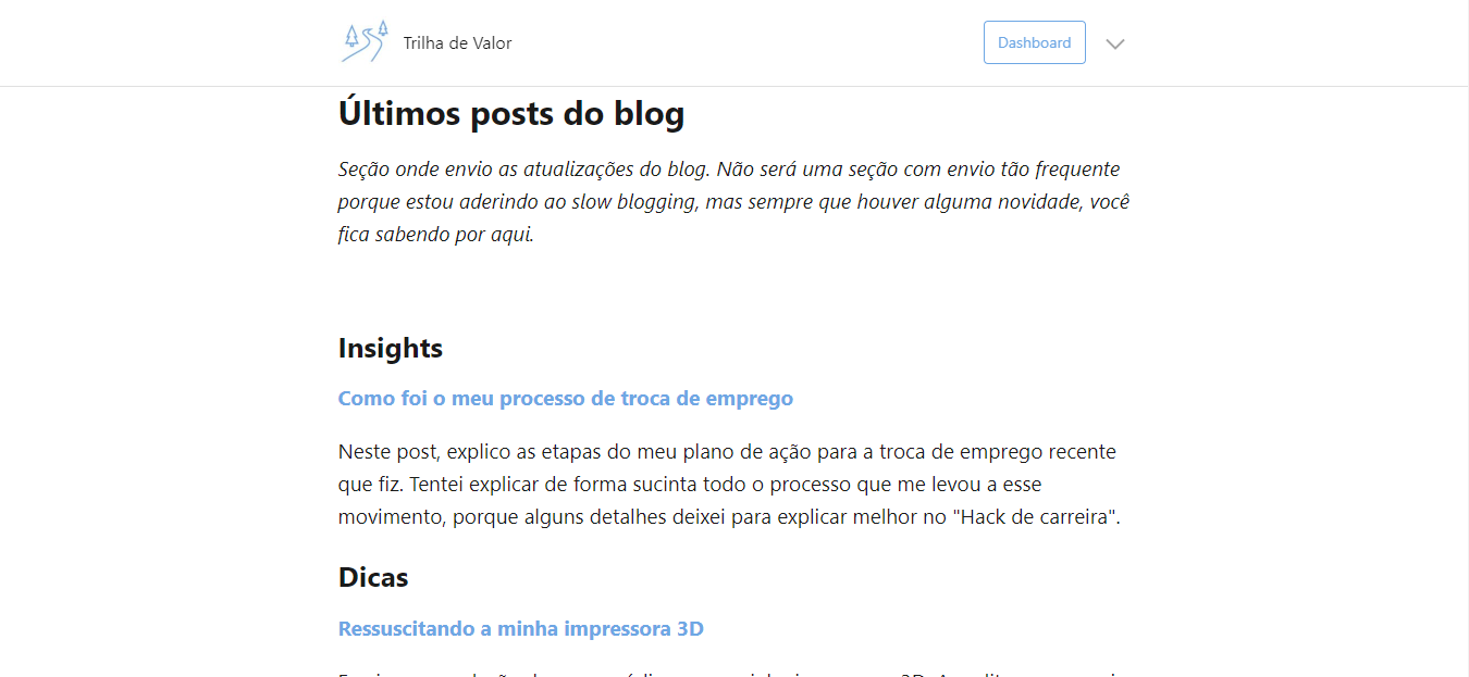 Layout da seção com um título simples e links de cada post em um azul na cor do tema